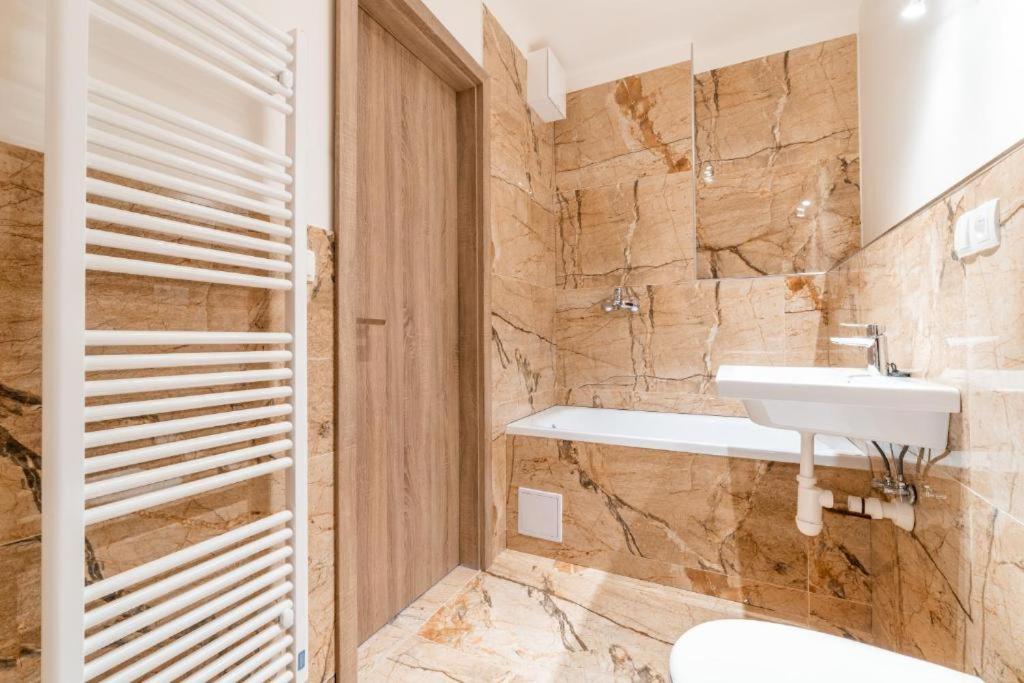 Brand New Studio Apartment #24 In Elite Residence With Free Secure Parking In The Center Prag Exterior foto